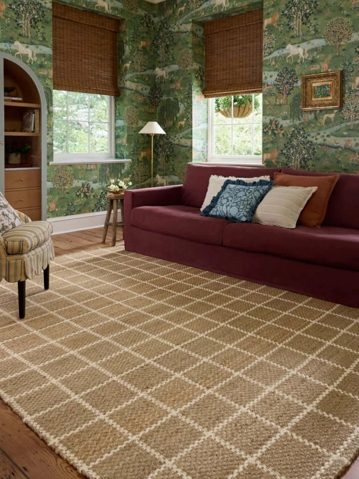 Tapis en jute Maison Olive Fletcher naturel et ivoire avec motif à grille dans un salon chaleureux