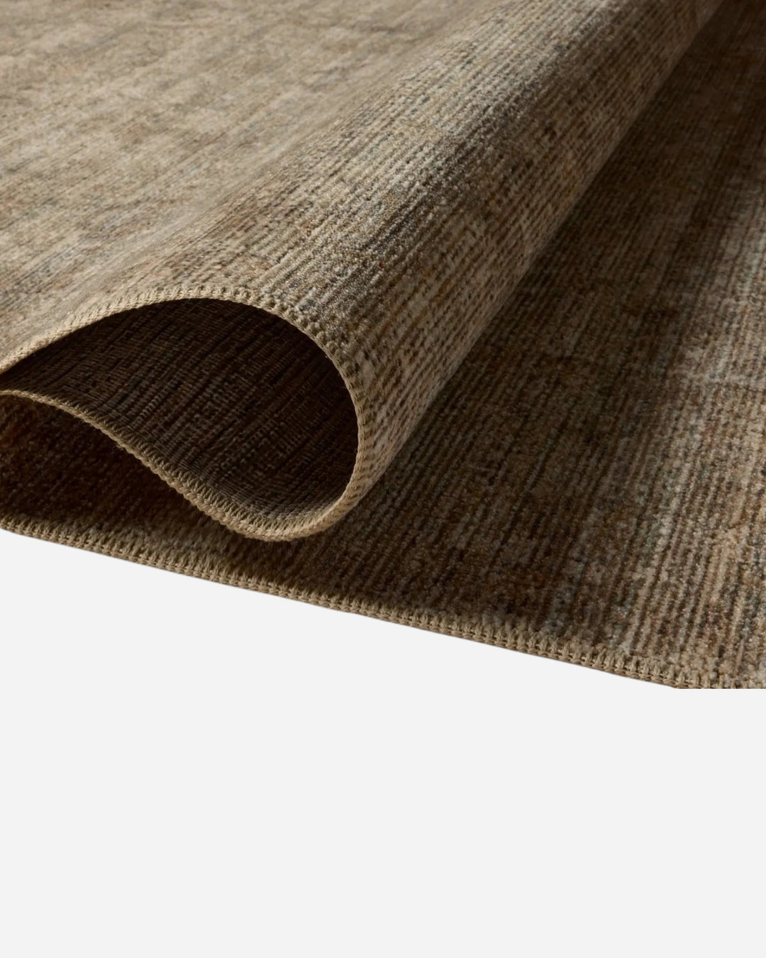 Tapis Maison Olive MOLLY à motif vintage dans des tons tabac et sauge, tissé en polypropylène et polyester.