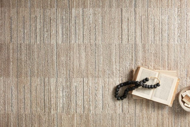 Maison Olive tapis texturé à rayures subtiles beige et gris clair, idéal pour salon ou chambre.
