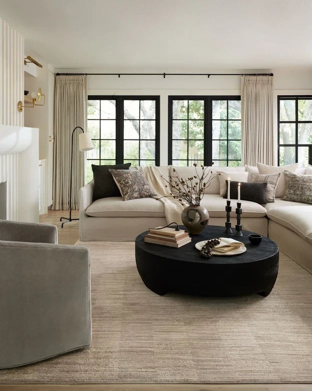 Maison Olive tapis texturé à rayures subtiles beige et gris clair pour salon ou chambre.