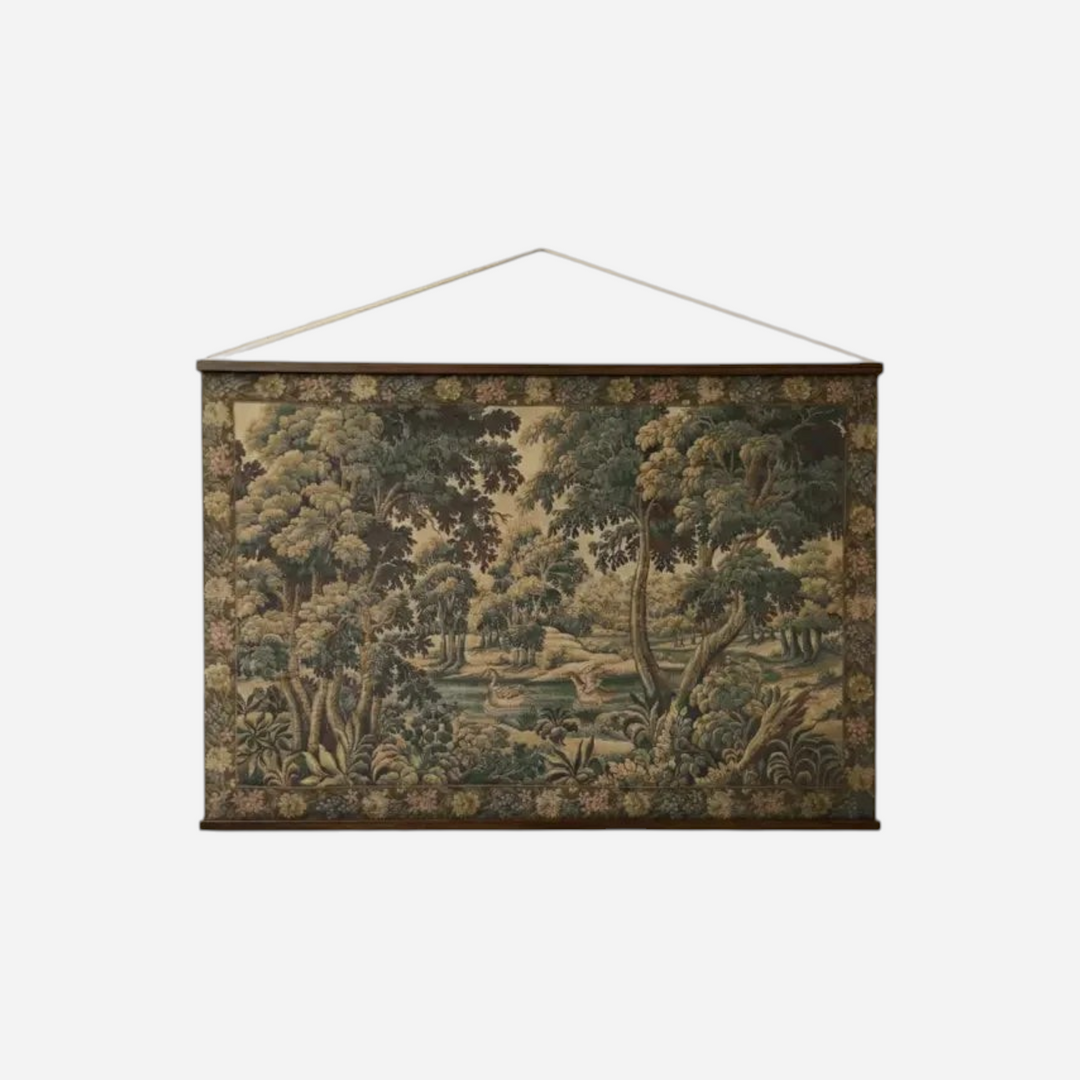 Tapisserie murale Maison Olive avec paysage forestier, cygnes et bordure florale, montée sur baguettes en bois sombre.