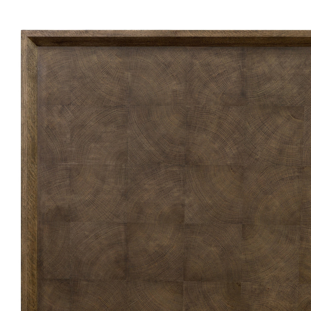 Tête de lit Maison Olive en chêne brun avec placage coupe huître, motif de grain de bois unique.