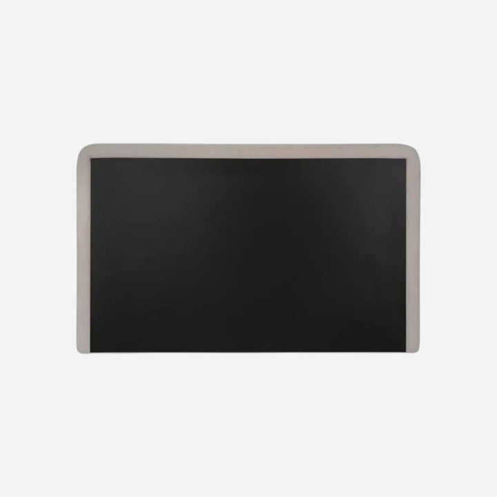 Tête de lit Maison Olive rembourrée en tissu beige avec des lignes arrondies et un panneau central noir contrastant.