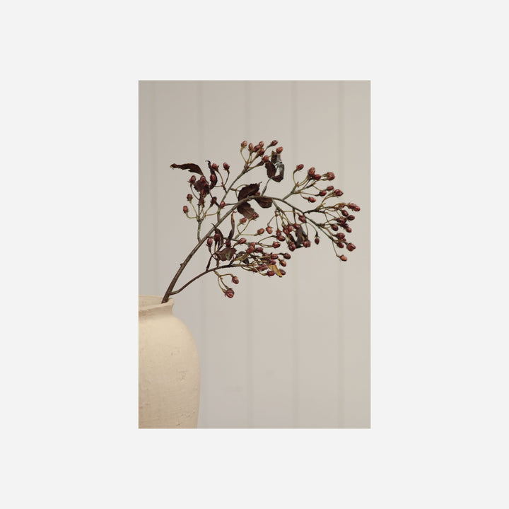 Tige d'hypericum artificielle Maison Olive avec baies sombres dans un vase en céramique beige