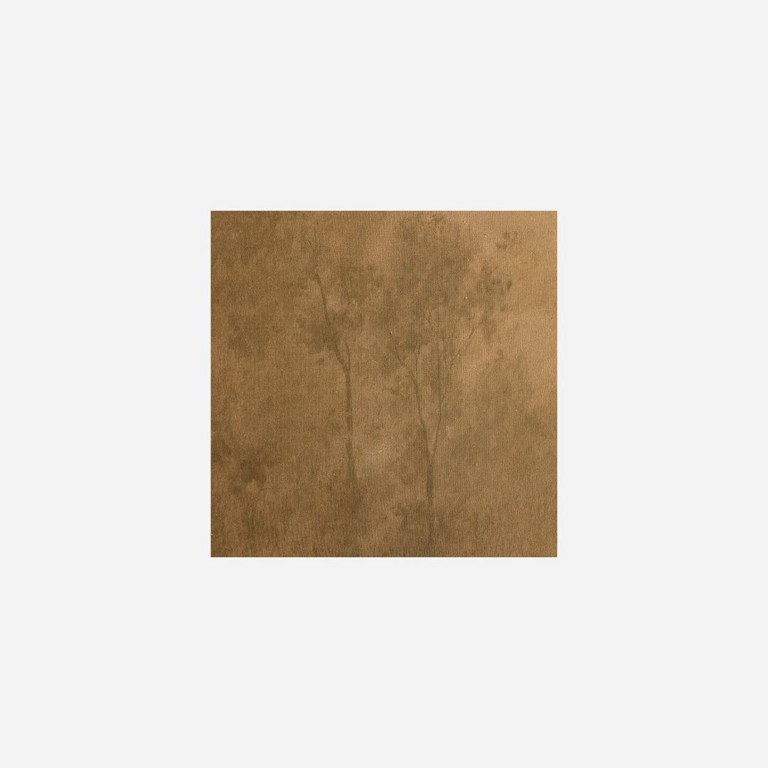 Toile encadrée Illuminated par Maison Olive, paysage atmosphérique aux tons neutres sur toile brute avec cadre noyer