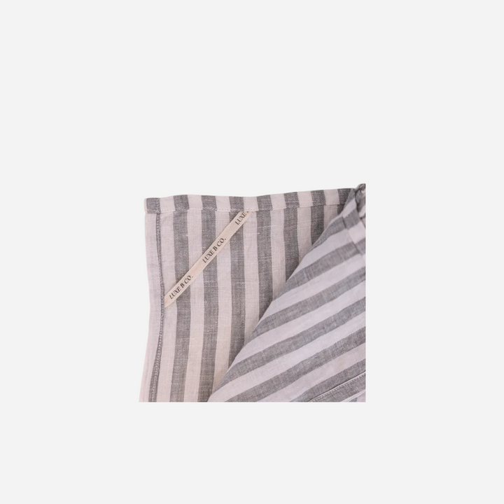 Torchon de cuisine Maison Olive en lin rayé gris et blanc avec volant et étiquette LUXE B CO.