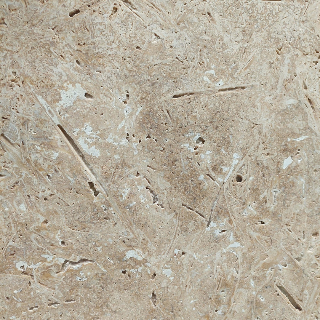 Maison Olive Pierre naturelle travertin beige texturée, aspect poreux et irrégulier, idéale pour sols et murs intérieurs/extérieurs.