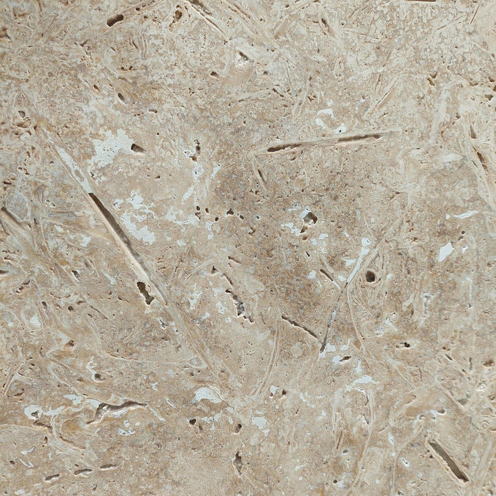 Maison Olive Pierre naturelle travertin beige texturée, aspect poreux et irrégulier, idéale pour sols et murs intérieurs/extérieurs.