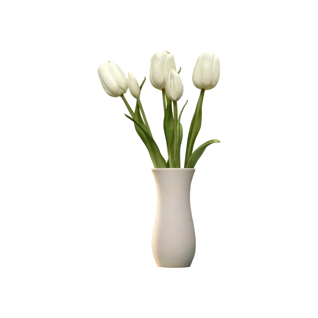 Maison Olive - Bouquet de tulipes artificielles blanches dans un vase texturé blanc, devant une fenêtre.