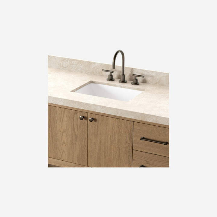 Maison Olive ANTHEM vanité simple large en chêne naturel avec dessus en marbre et robinetterie en laiton vieilli.