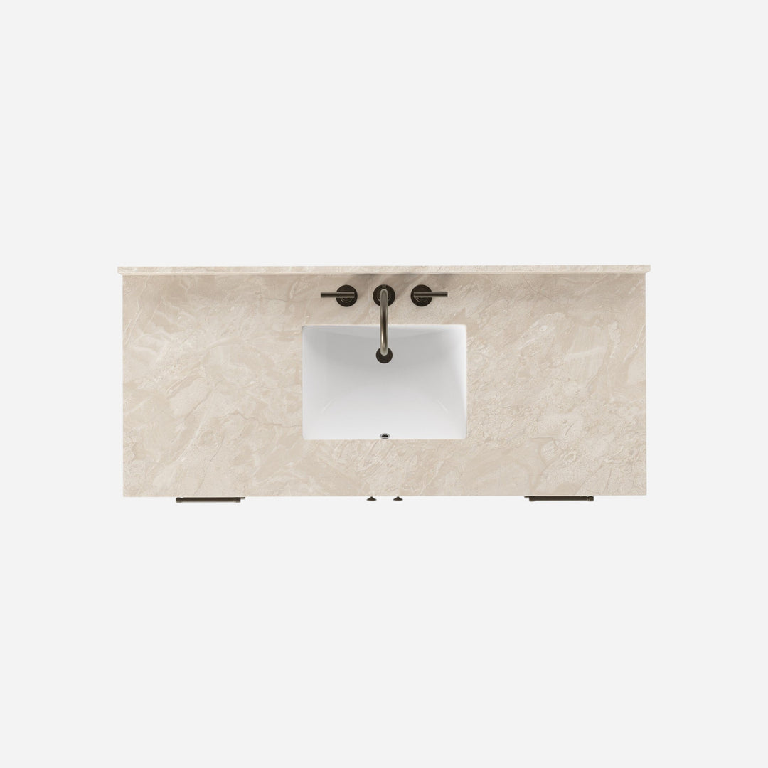 Maison Olive ANTHEM vanité simple large en marbre de Carrare avec évier blanc et robinetterie en laiton vieilli.
