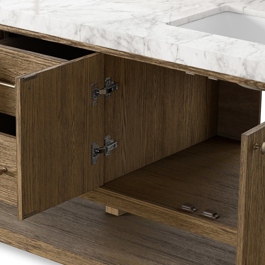 Maison Olive Vanité double en chêne naturel avec dessus en marbre blanc et quincaillerie en laiton. Intérieur de placard visible.