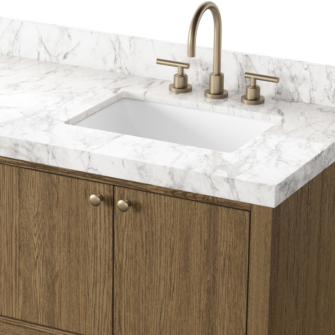 Maison Olive vanité double en chêne naturel avec dessus en marbre blanc et robinetterie laiton vieilli. Design moderne.