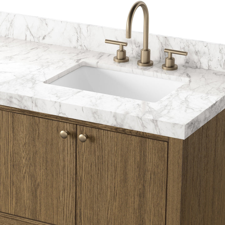 Maison Olive vanité double en chêne naturel avec dessus en marbre blanc et robinetterie laiton vieilli. Design moderne.