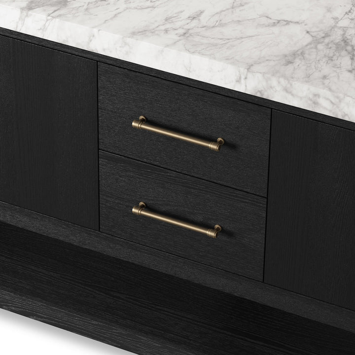 Maison Olive vanité double noire en chêne avec dessus en marbre Carrara et poignées en laiton. Design moderne et épuré.