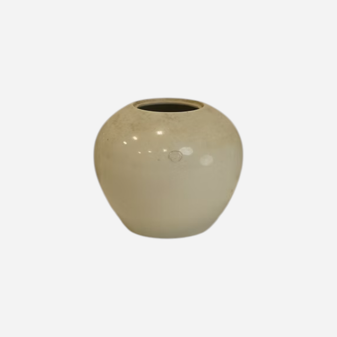 Vase décoratif Maison Olive en céramique artisanale blanc cassé et gris perlé, forme arrondie minimaliste.