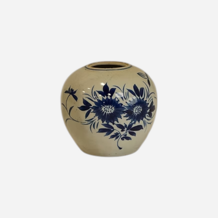 Vase décoratif Maison Olive en céramique crème avec motifs floraux peints à la main en bleu profond