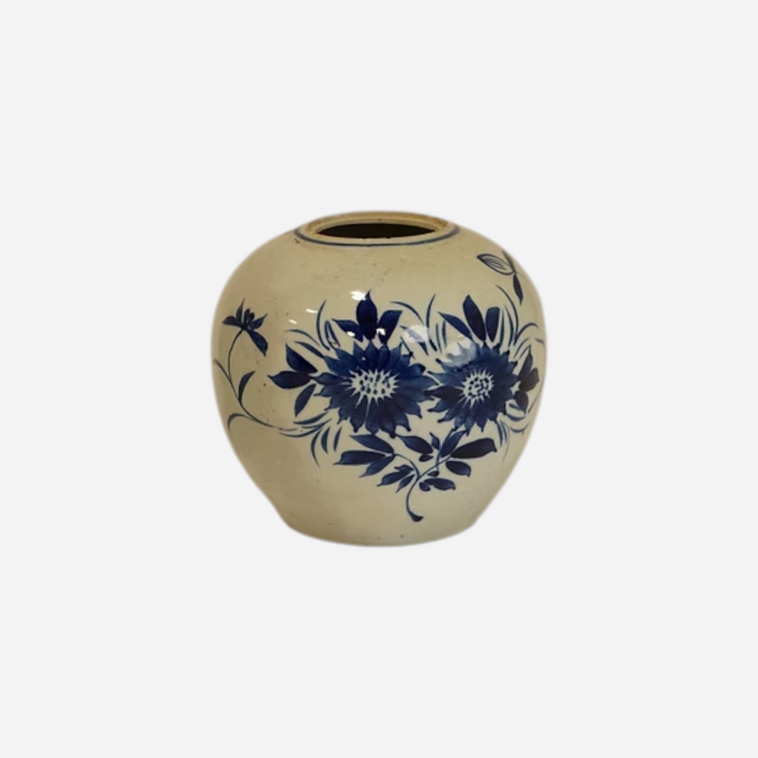Vase Maison Olive en céramique crème avec motifs floraux bleus peints à la main, style pot à gingembre traditionnel.