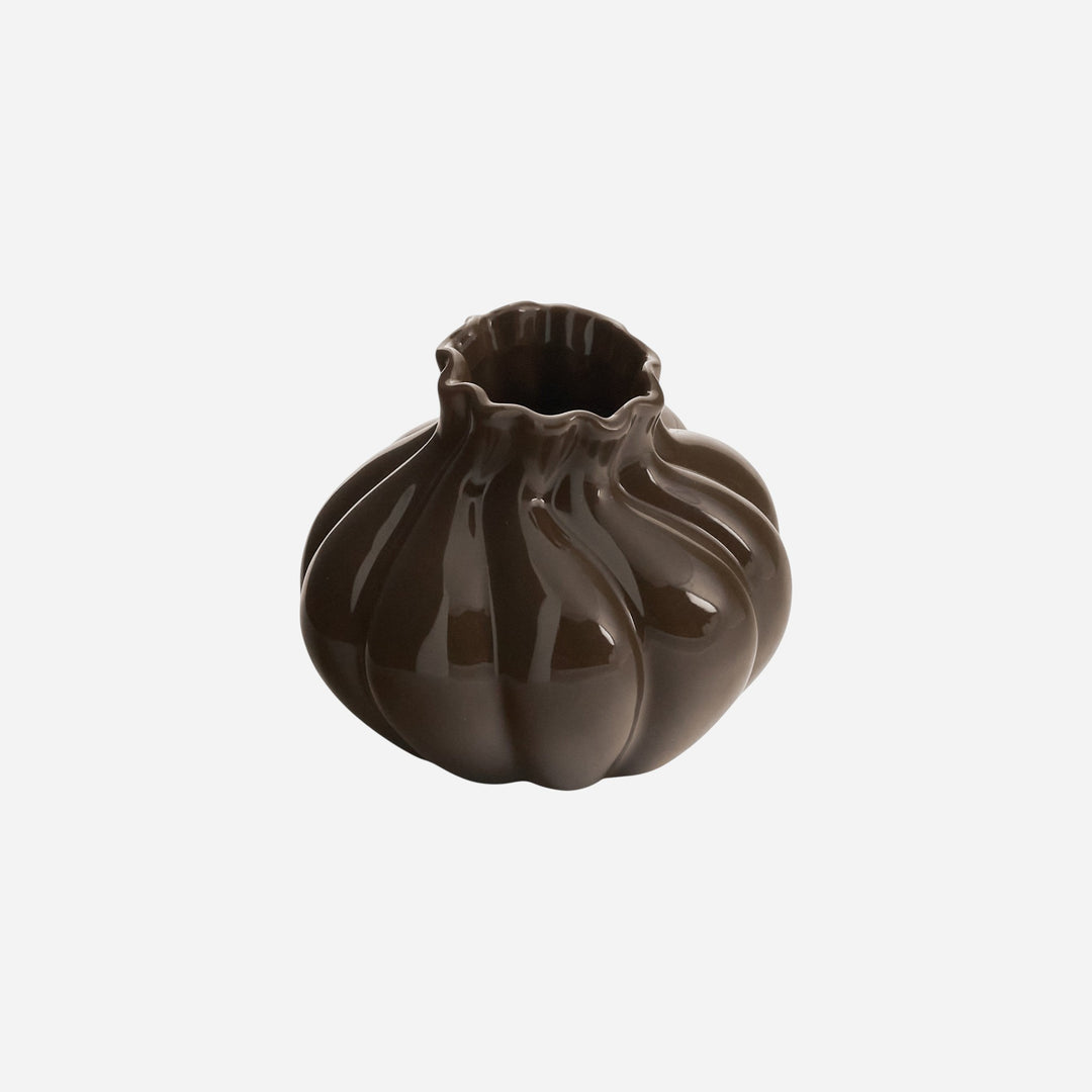 Petit vase Maison Olive en céramique brun foncé à la forme organique et irrégulière, idéal pour une décoration