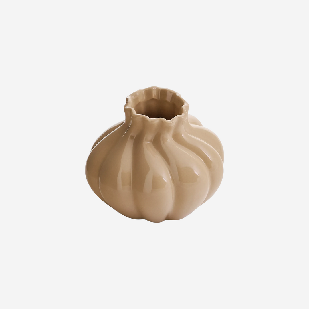 Vase Maison Olive en céramique brun clair à la forme organique et irrégulière, idéal pour une décoration artisanale.