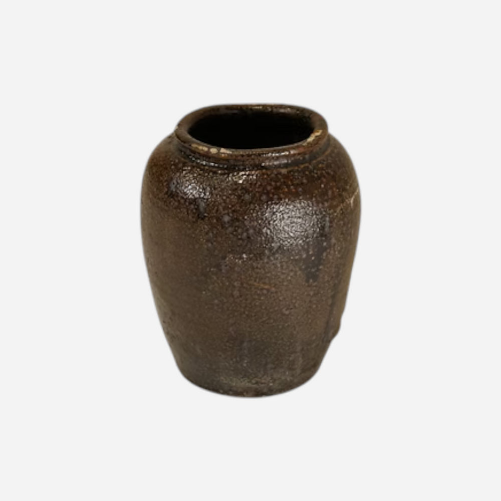 Vase artisanal Maison Olive en céramique rustique brun foncé avec une finition émaillée texturée et organique