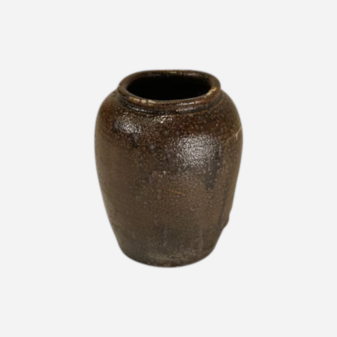 Vase artisanal Maison Olive en céramique rustique brun foncé avec une finition émaillée texturée et organique