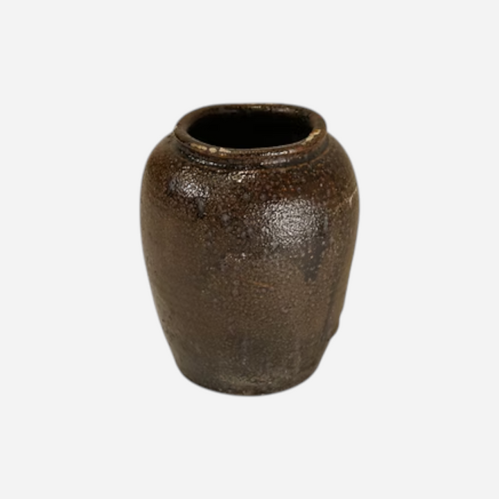 Vase artisanal Maison Olive en céramique rustique brun foncé avec une finition émaillée texturée et organique