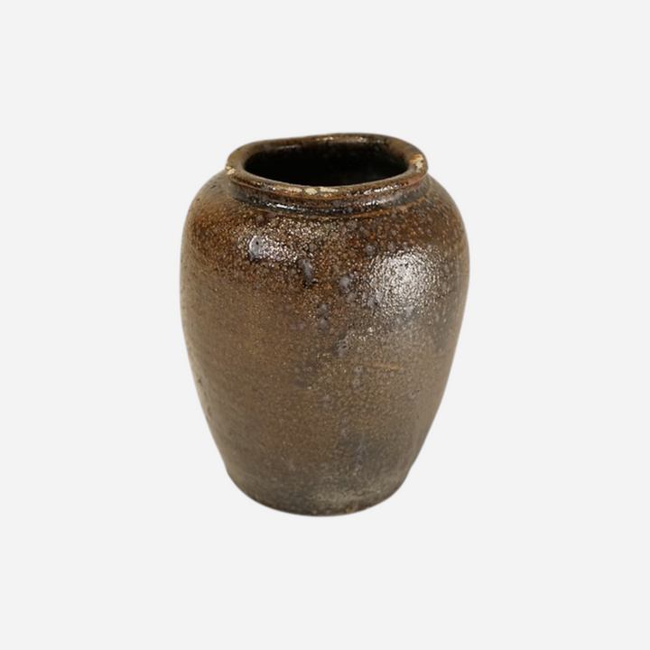 Vase artisanal Maison Olive en céramique brune émaillée avec une texture rustique et organique