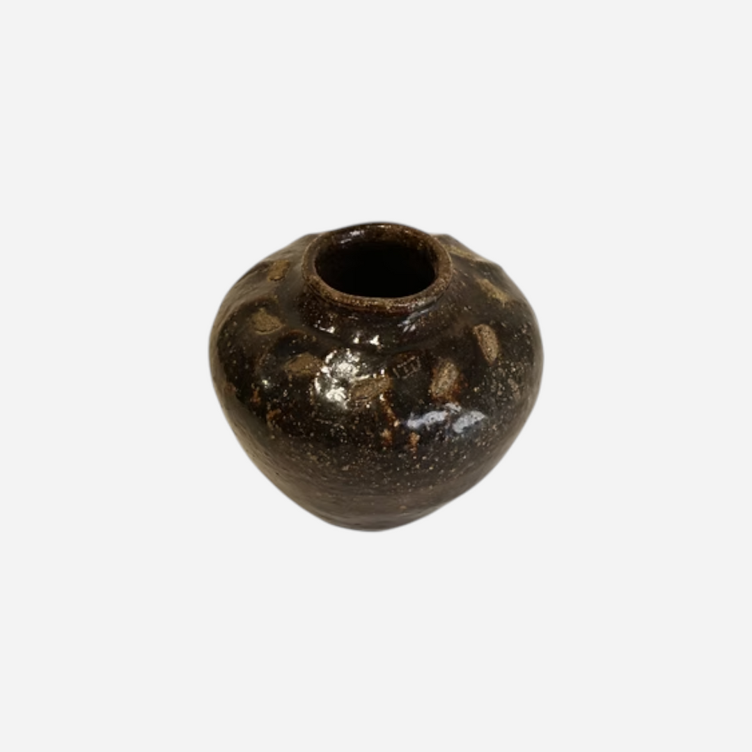 Vase artisanal Maison Olive en céramique sombre à la texture organique et au fini brillant, vue de dessus.