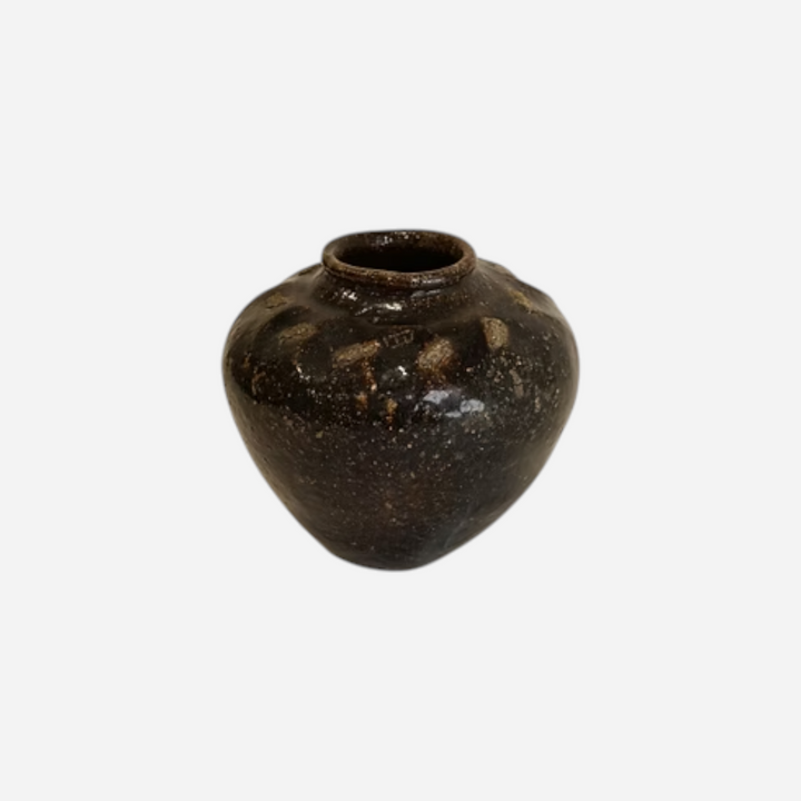 Vase artisanal Maison Olive en céramique sombre texturée, forme organique faite à la main au fini rustique et élégant.