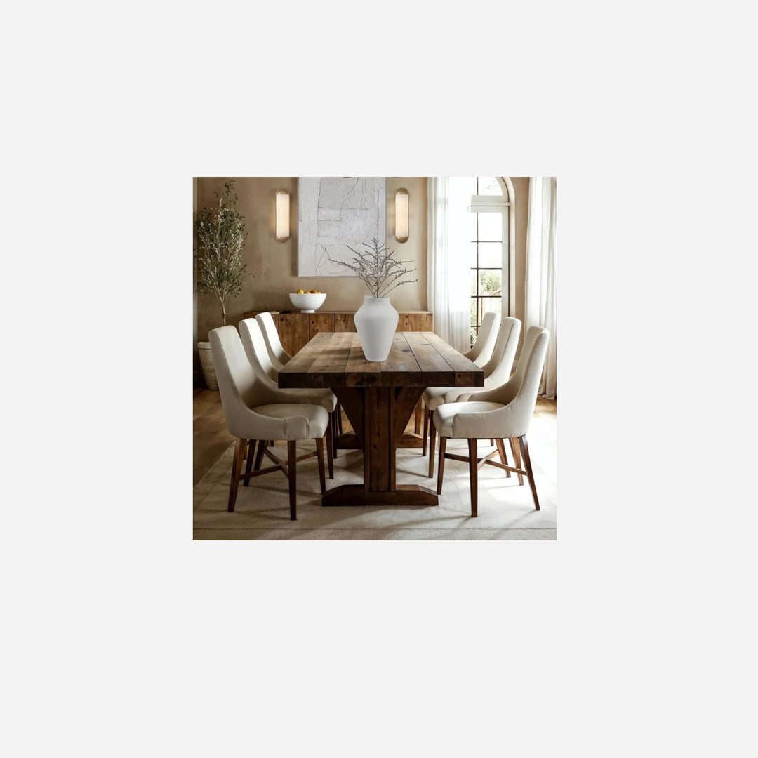 Vase LING Maison Olive blanc mat au design organique minimaliste posé sur une table en bois dans une salle à manger