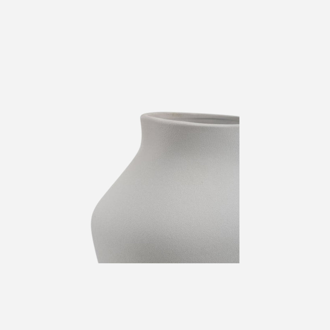 Vase LING Maison Olive en céramique blanc mat avec une finition texturée et un design minimaliste aux lignes douces