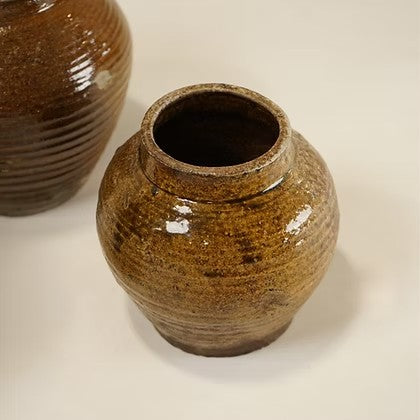 Vases artisanaux en terre cuite Maison Olive, finition rustique brune avec texture striée pour décoration bohème.