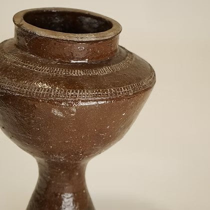 Vase décoratif Maison Olive en terre cuite brune émaillée avec détails gravés artisanaux et silhouette sur pied.