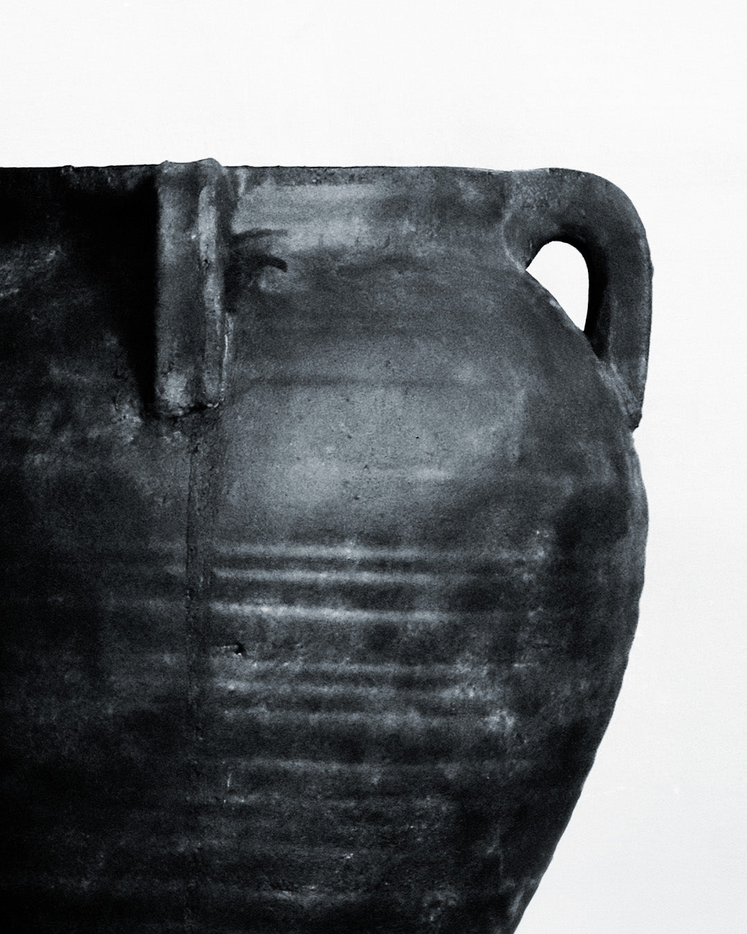 Vase noir en terre cuite de 8½ po – vue 3
