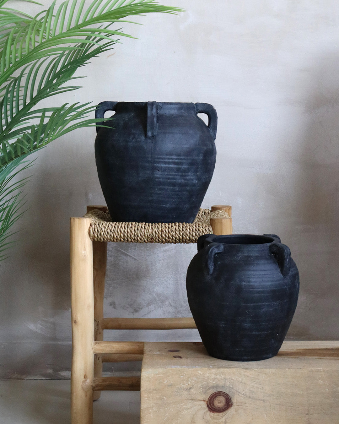 Vase noir en terre cuite de 8½ po – vue 1