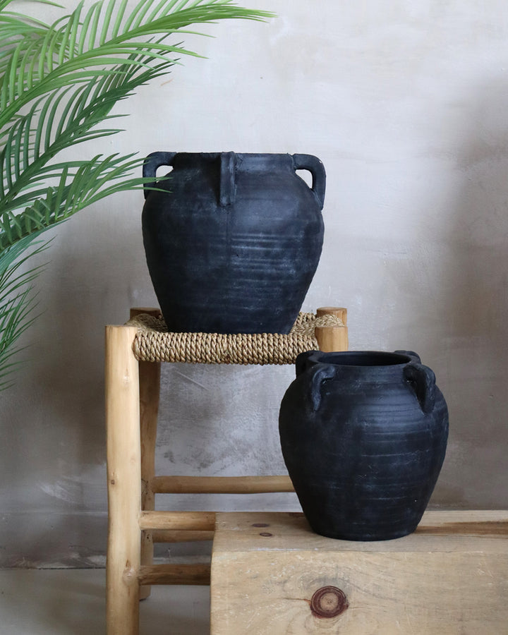 Vase noir en terre cuite de 8½ po – vue 1