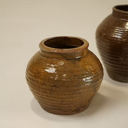 Vases artisanaux en terre cuite Maison Olive, finition rustique brune avec texture striée pour décoration bohème.