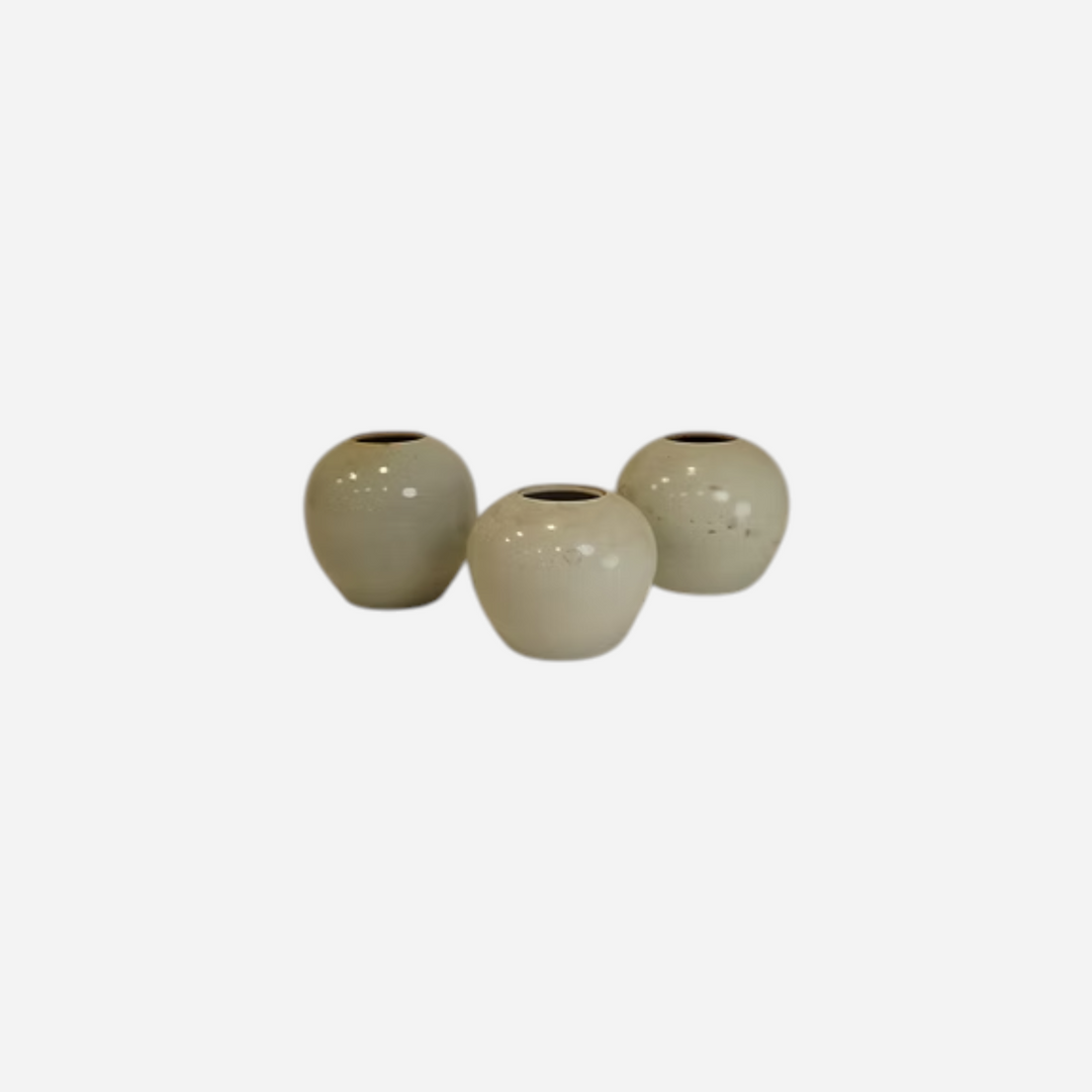Ensemble de trois vases Maison Olive en céramique artisanale arrondie, finition émaillée blanc cassé et gris perlé.