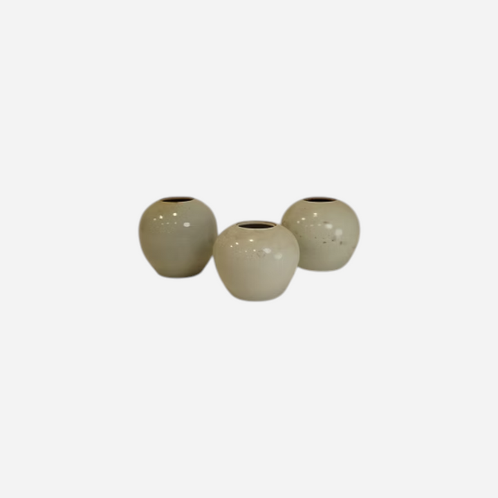 Ensemble de trois vases Maison Olive en céramique artisanale arrondie, finition émaillée blanc cassé et gris perlé.