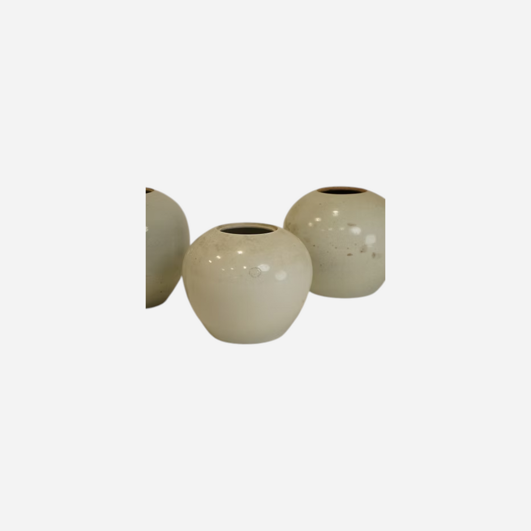 Ensemble de vases Maison Olive en céramique artisanale arrondie, finition émaillée blanc cassé et gris perlé.