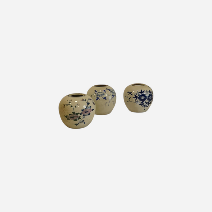 Ensemble de trois vases Maison Olive en céramique crème avec motifs floraux peints à la main en bleu et violet