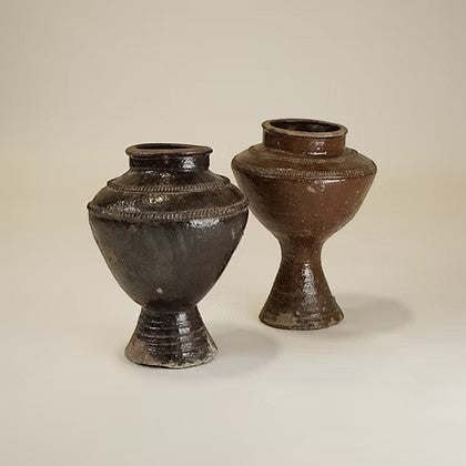 Ensemble de deux vases Maison Olive en terre cuite artisanale, finition émaillée brune, style rustique et sculpturale.