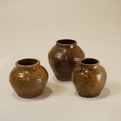 Ensemble de trois vases Maison Olive en terre cuite artisanale marron avec texture striée et finition rustique.