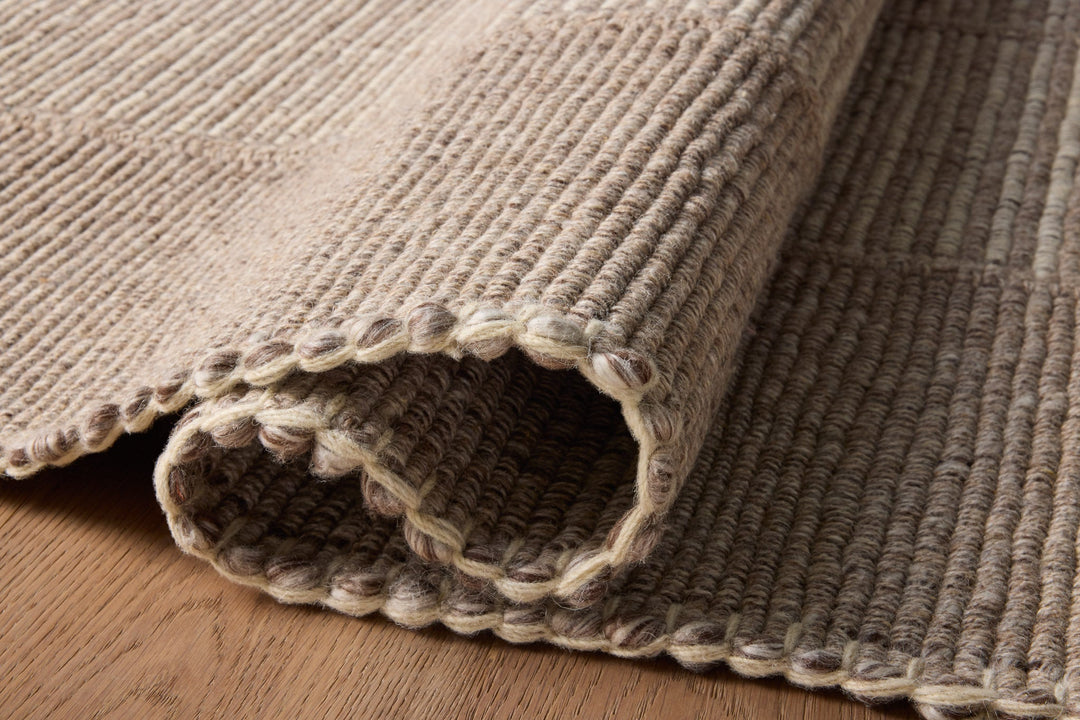 Détail des rayures et du tissage du tapis Sigrid gris cendré et ivoire