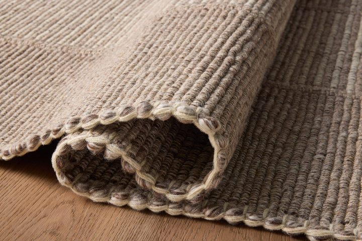 Détail des rayures et du tissage du tapis Sigrid gris cendré et ivoire