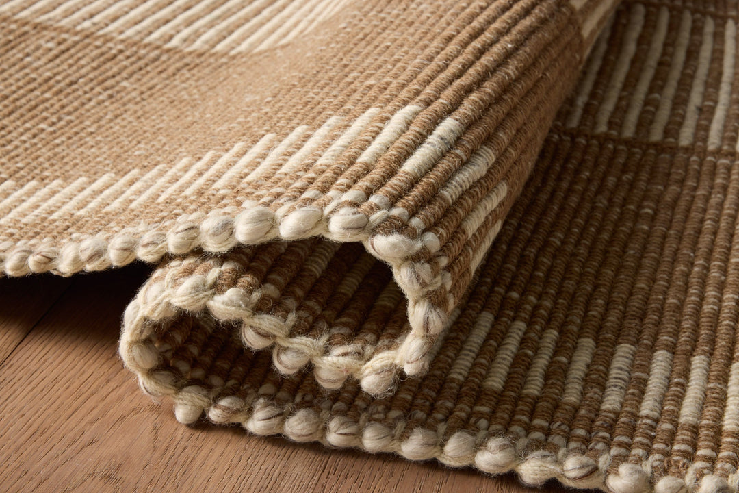 Détail des rayures et du tissage du tapis Sigrid brun et ivoire
