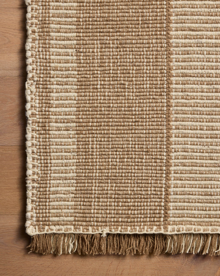 Détail de la texture et des franges du tapis Sigrid brun et ivoire