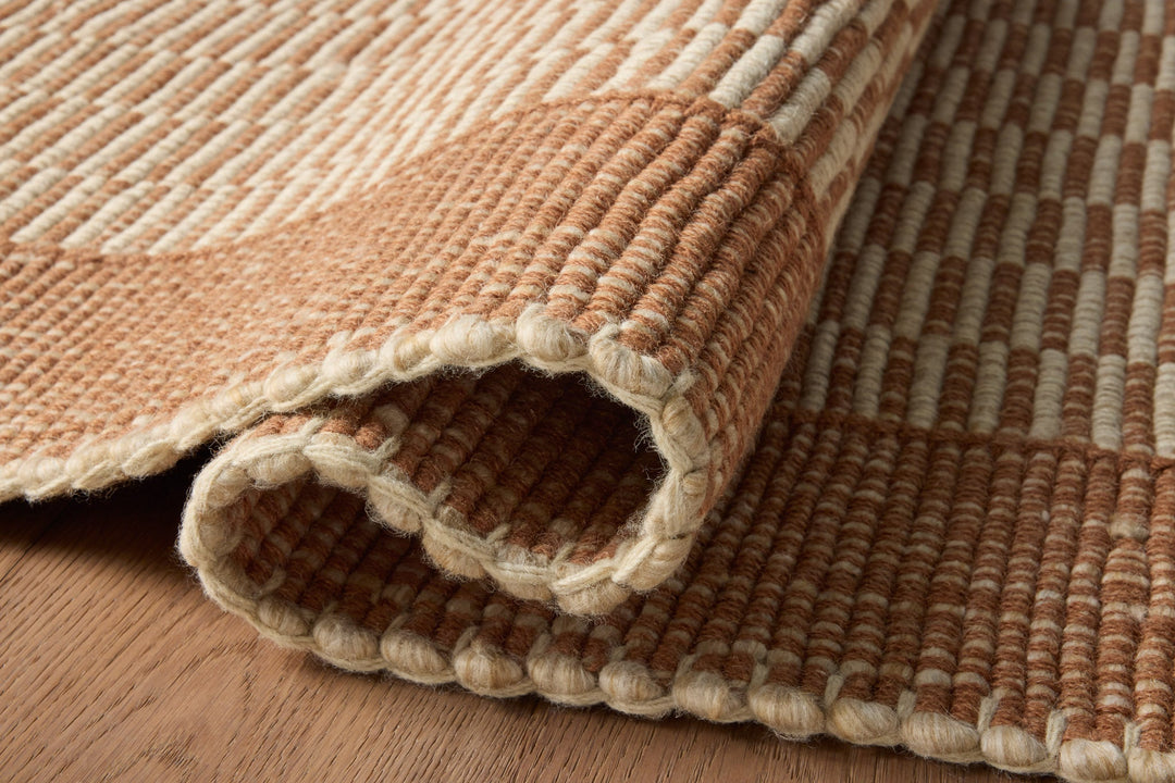 Détail des rayures et du tissage du tapis Sigrid cannelle et ivoire