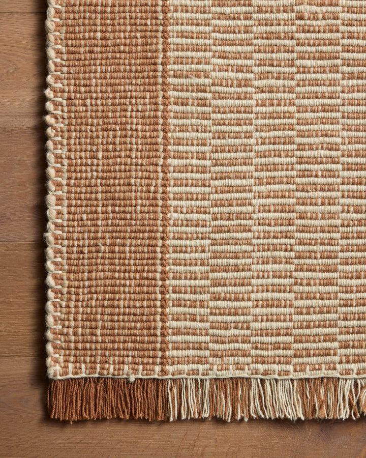 Détail de la texture et des franges du tapis Sigrid cannelle et ivoire